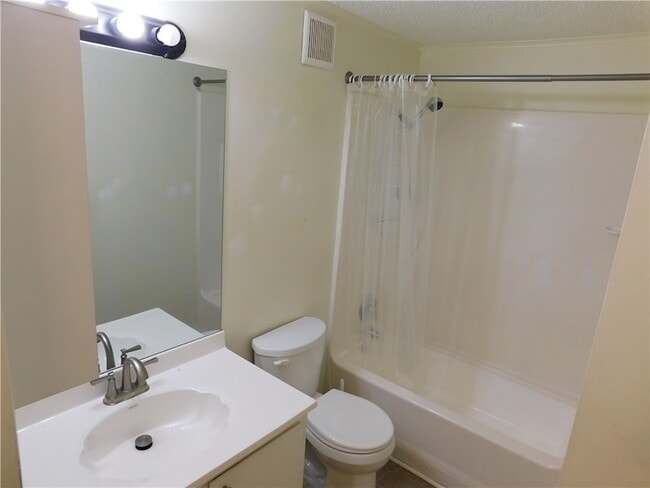 Building Photo - 543 7th Pl