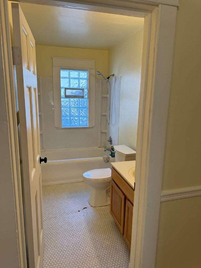 Building Photo - 3-Bedroom Upper Duplex on W Washington – P...