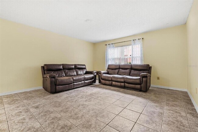 Building Photo - 265 SW Lincoln Cir N