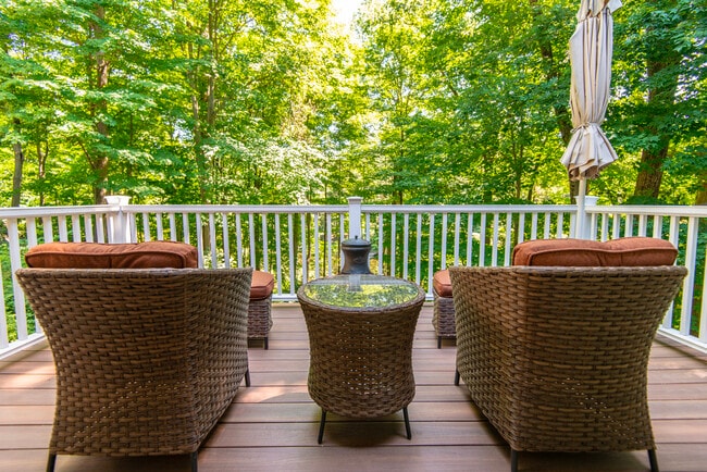 Building Photo - 172 Ponus Ave