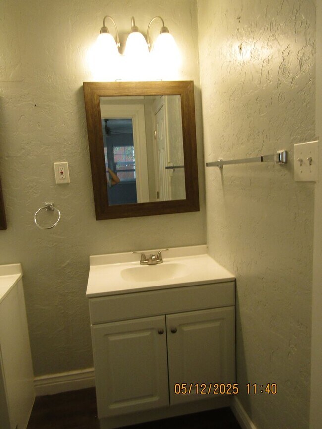 Building Photo - Lovely 3 bedroom 1 1/2 bath Pet friendly home