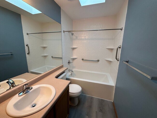 Building Photo - 4 Bed 4 Bath in Constitution Hills!!