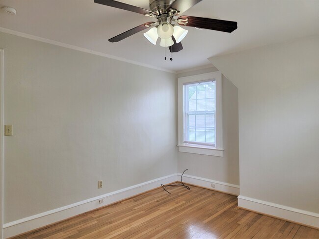 Building Photo - 69 Greenbriar Ave