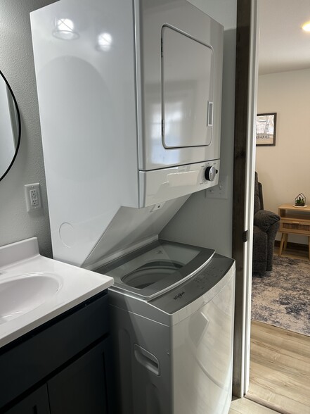 Building Photo - 1006 Irvine Ave NW