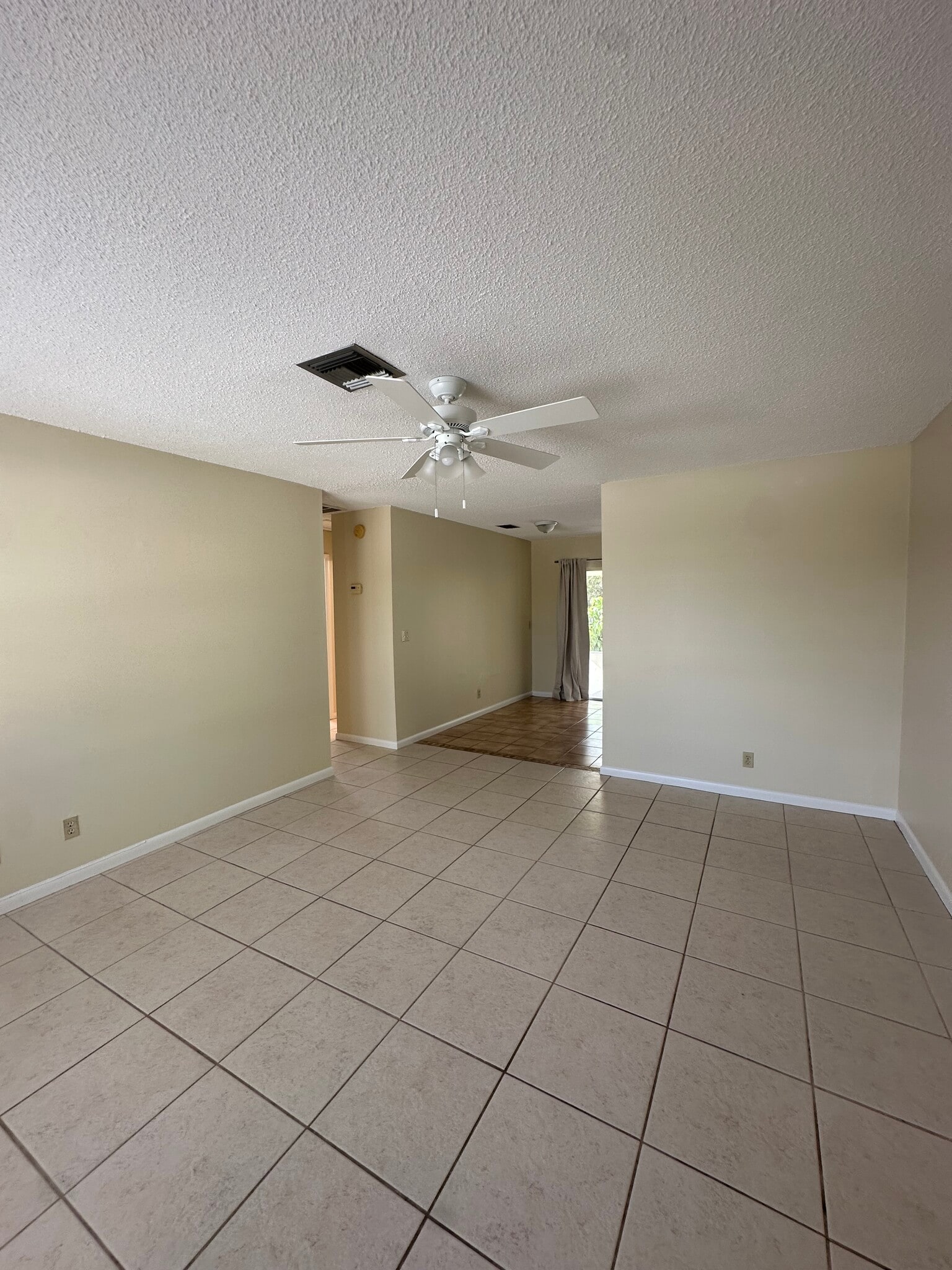 Building Photo - 8912 SE Parkway Dr