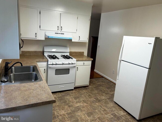 Building Photo - 525 Azalea St