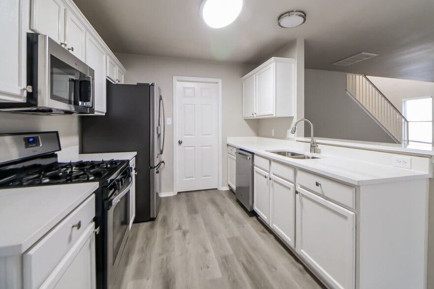 Building Photo - 15524 Sarah's Creek Dr