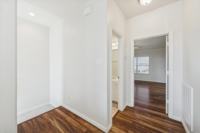 Building Photo - 9206 Sunlight Oak Ln