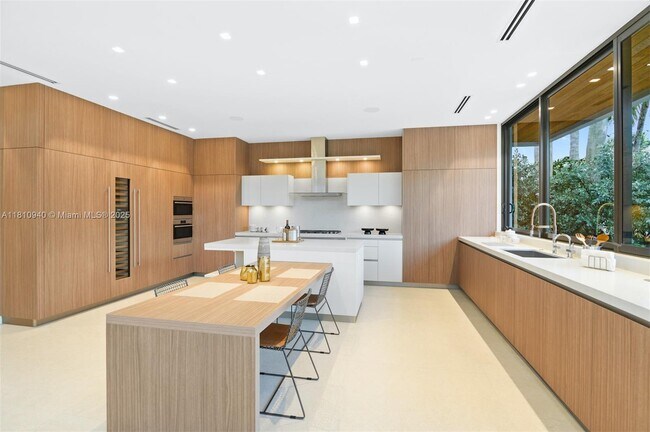Building Photo - 401 Royal Plaza Dr