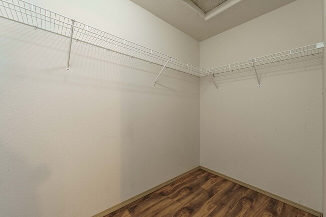 Building Photo - $500 Move In Special  4 Bedroom 2.5 Bath N...