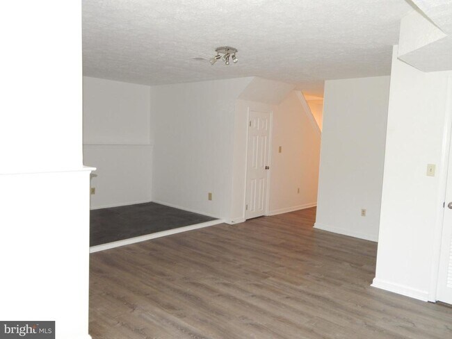 Building Photo - 862 N Waterford Ln