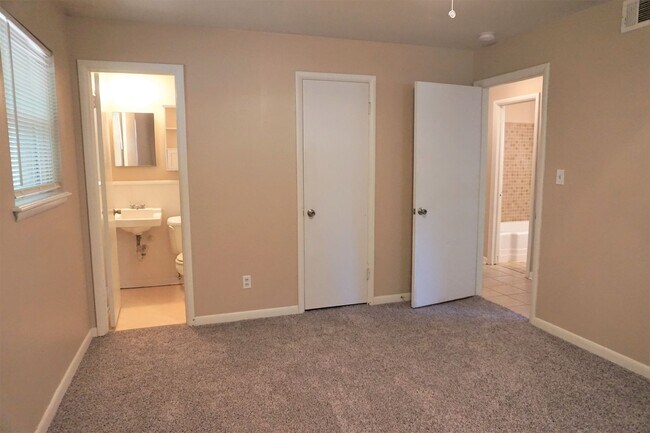 Building Photo - 1813 Hardy Dr