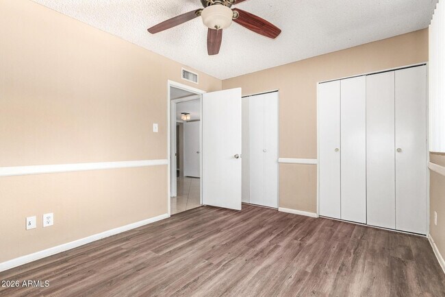 Building Photo - 1049 E Carter Dr