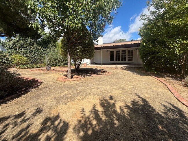Building Photo - Single-Story 3-Bedroom Home with Covered P...