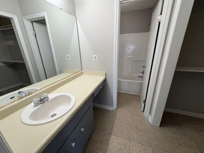 Building Photo - 3909 Almon Dr