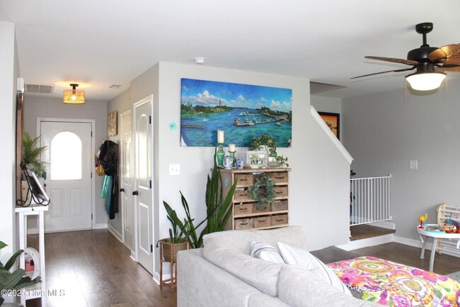 Building Photo - 215 Breakwater Dr