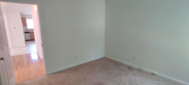 Building Photo - 3 bedroom home with fenced rear yard
