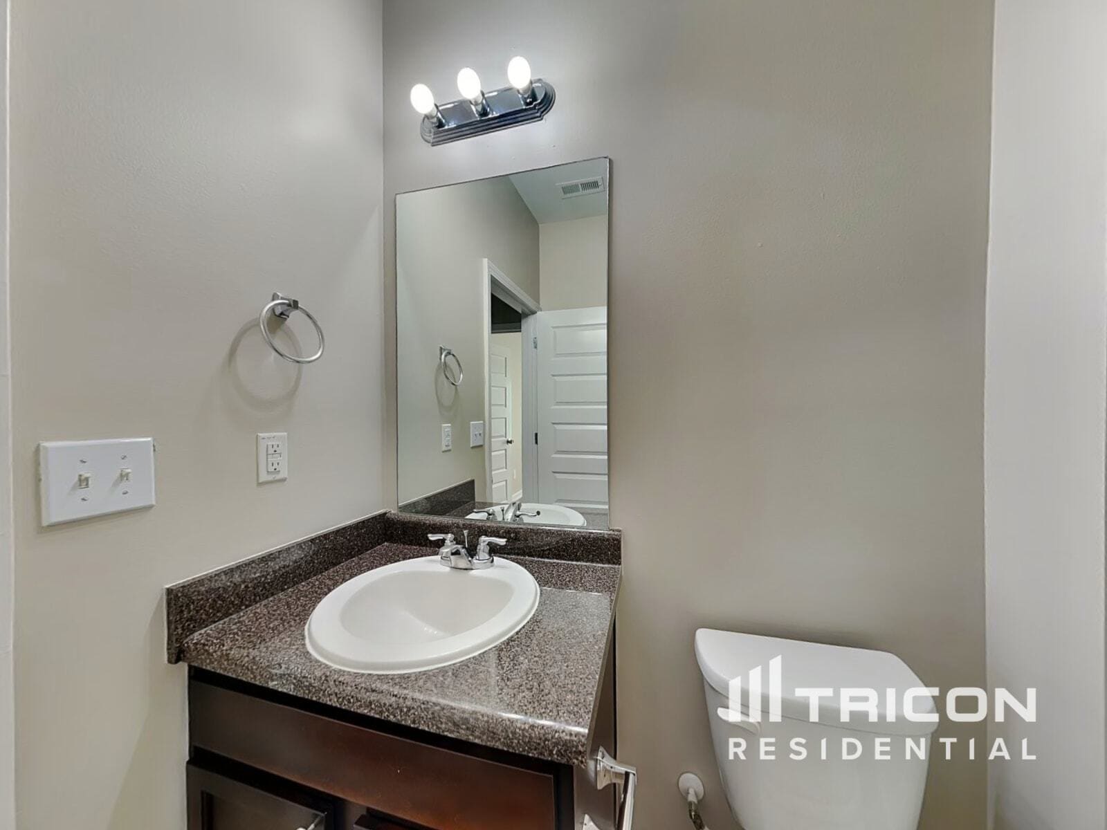 Building Photo - 1938 Roxey Ln