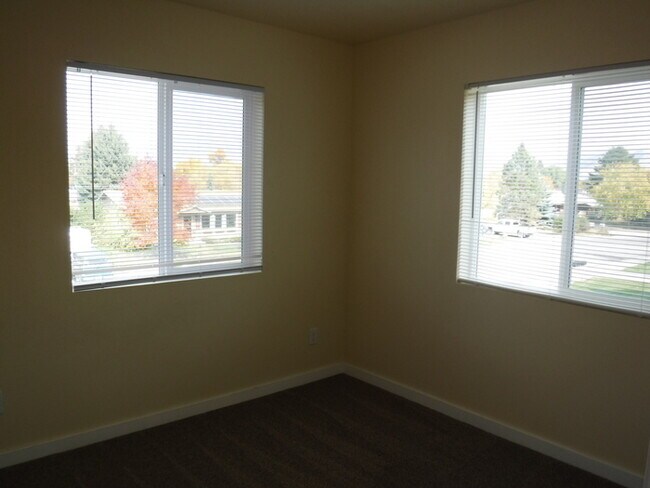 Building Photo - Newer side by side duplex