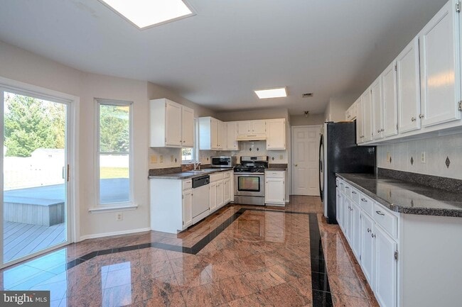 Building Photo - 27 Samantha Dr