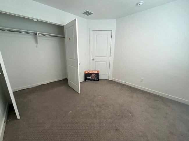 Building Photo - 4 Bedroom 3 Bath 2200 Sq ft Home 2 Car Garage.