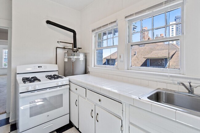 Building Photo - 1 Bedroom with den close to SW! Walking di...