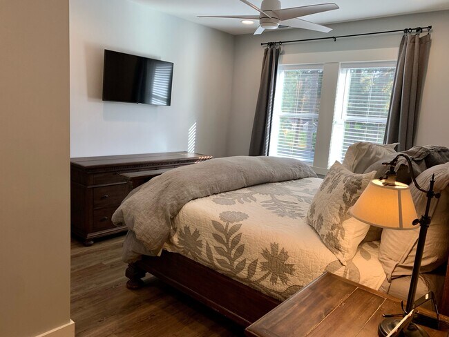 Master Bedroom - 16524 Boones Ferry Rd