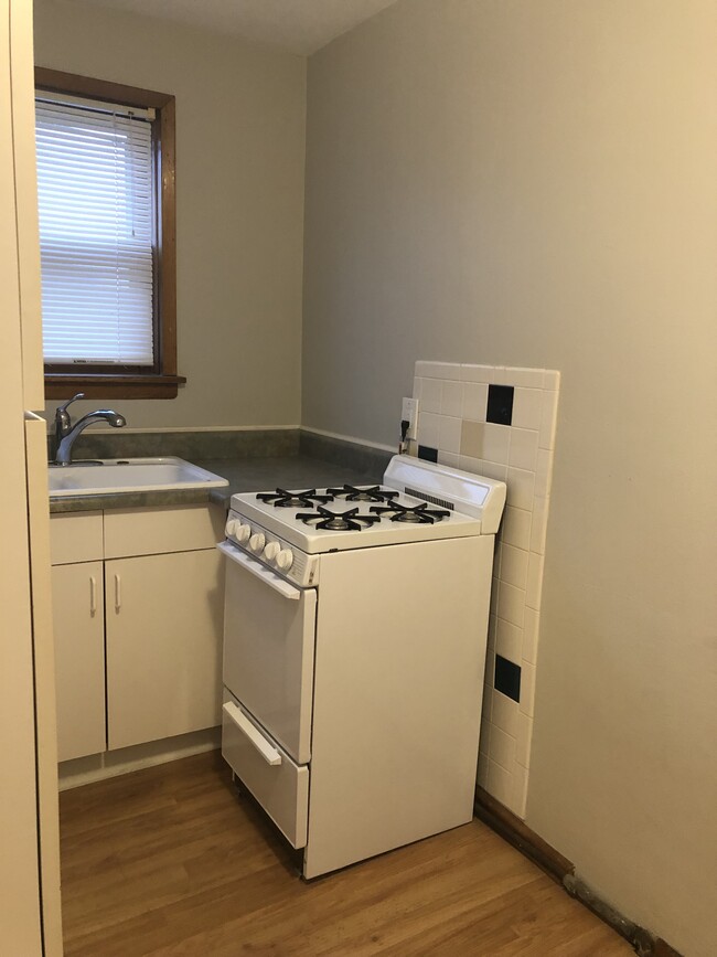 Kitchen, stove - 245 N Seminary St