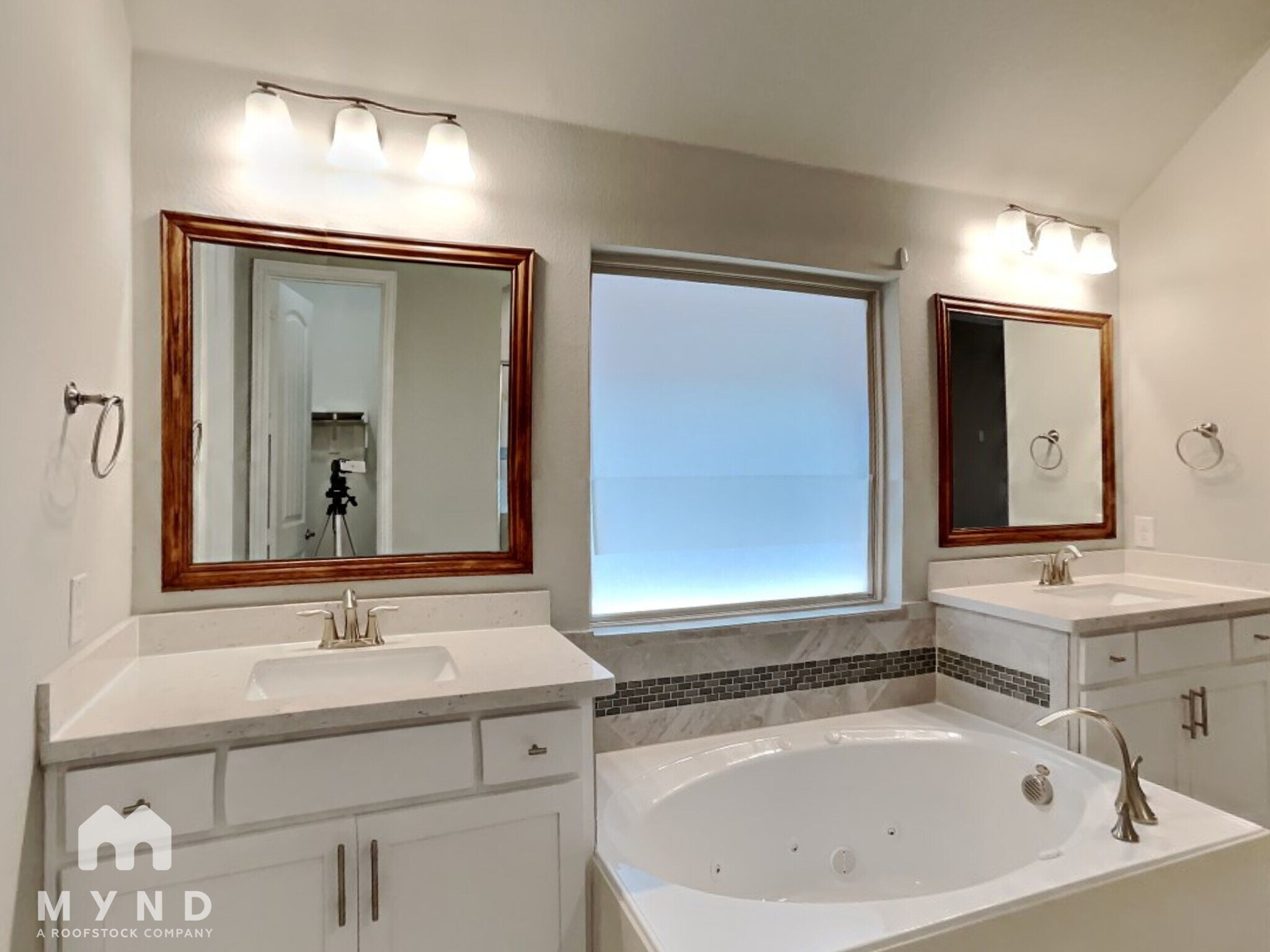 Building Photo - 523 Pineview Dr