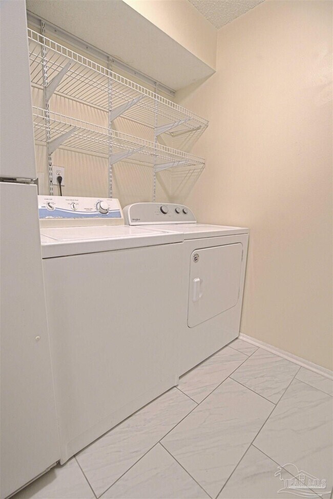 Building Photo - 3323 Kingswood Ct