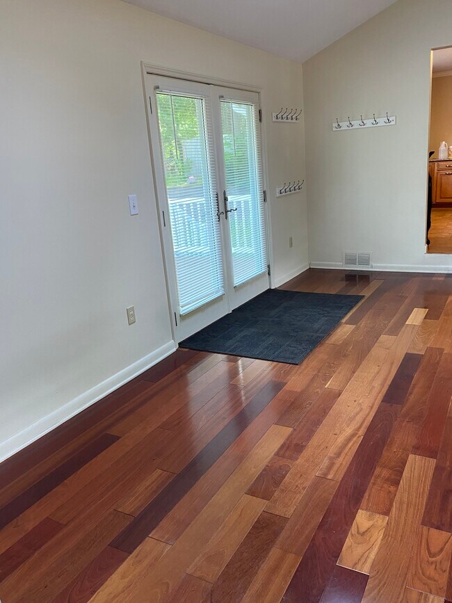 Building Photo - 3 Leslie Ct