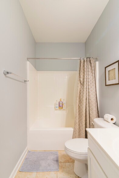 upstairs full bathroom - 15403 Barossa Valley St