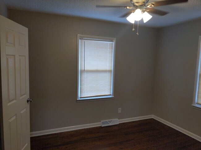 Building Photo - 145 S Oxford Ave Independence (Jackson Cou...