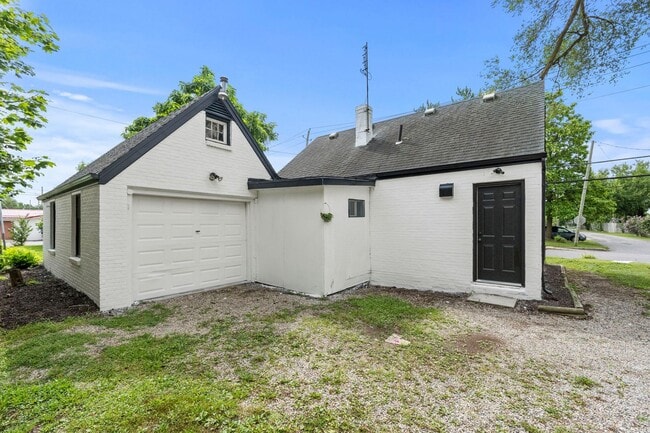 Building Photo - 2 BEDROOM HOME!