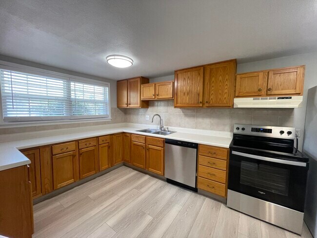 Building Photo - 133 3rd St