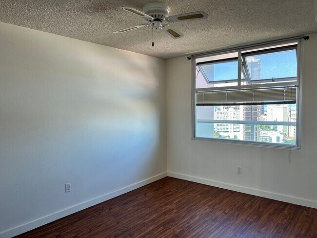 Building Photo - Great Views, Great Location and Beautiful ...