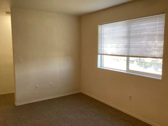 Building Photo - r1813/1815/1817