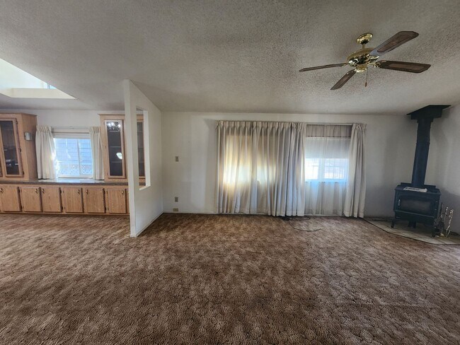 Building Photo - Well-Maintained 3BR/2BA