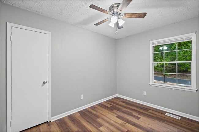 Building Photo - 3100 Fern Valley Dr SW