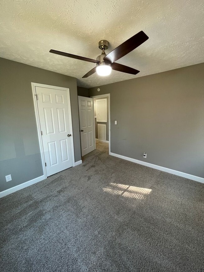 Building Photo - Huge home with bonus room and fenced in ba...