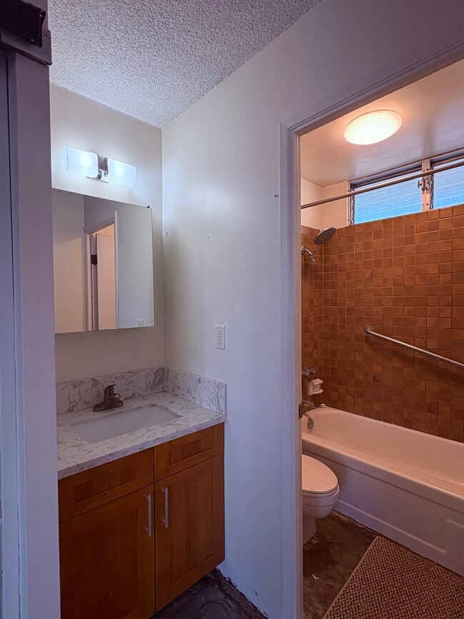 Building Photo - 1122 Elm St