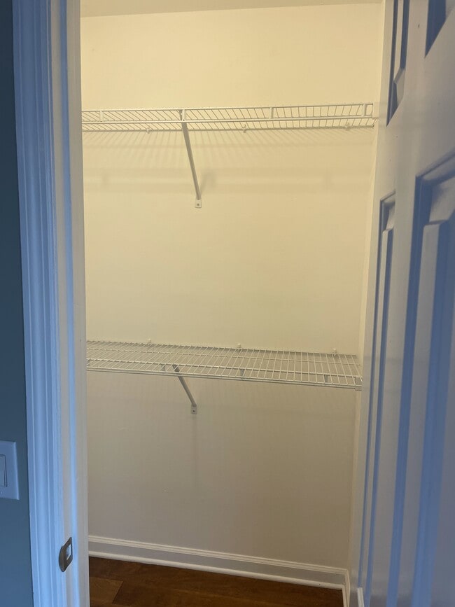 Closet! - 724 Due West Ave N
