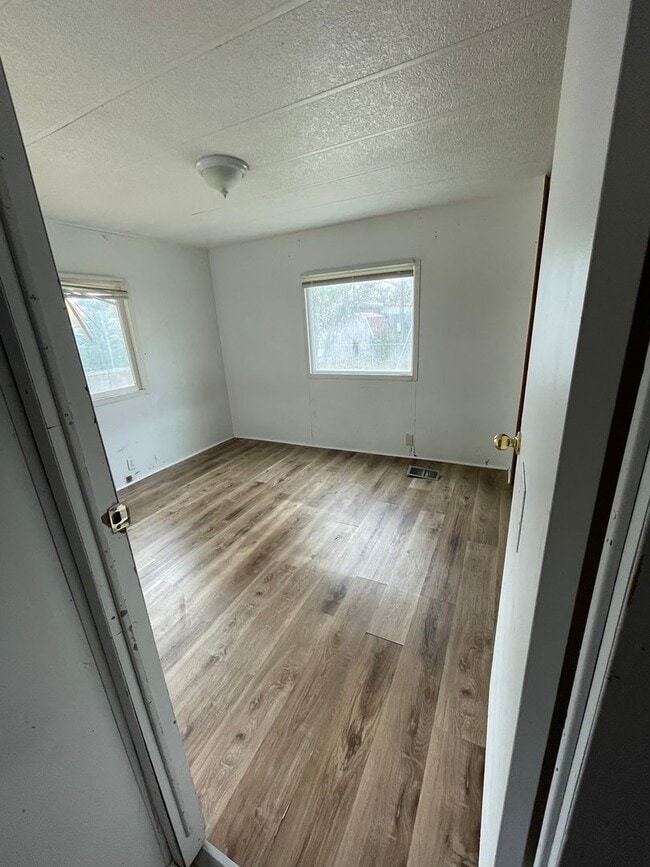 Building Photo - 490 Wilson Dr