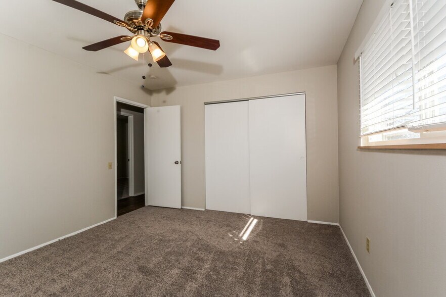 Building Photo - 1450 Night Dr
