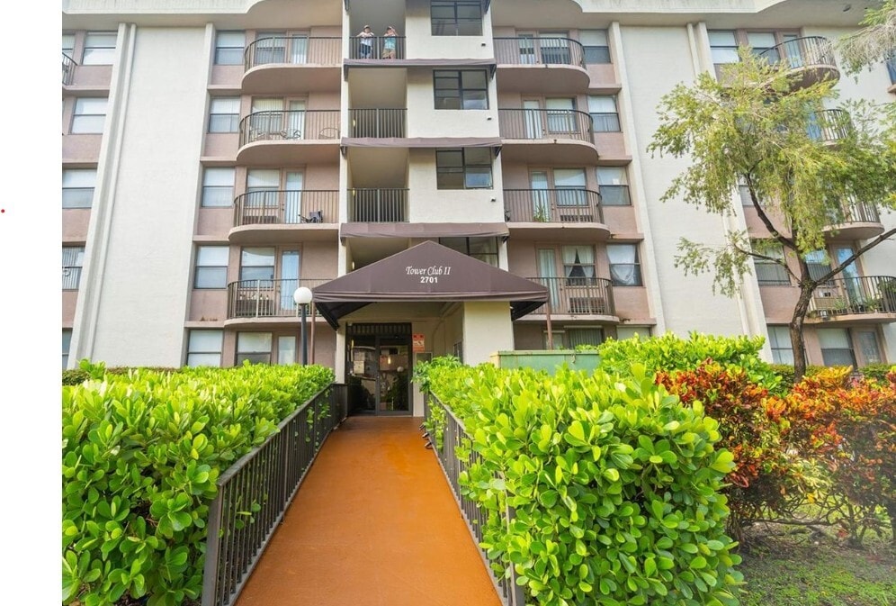 Building Photo - 2701 Riverside Dr