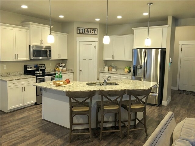 Kitchen with island bar - 595 W Koins Way