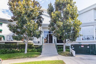 Building Photo - Spacious 2 BEDROOM/2 BATH Ample Closet Space Family Friendly