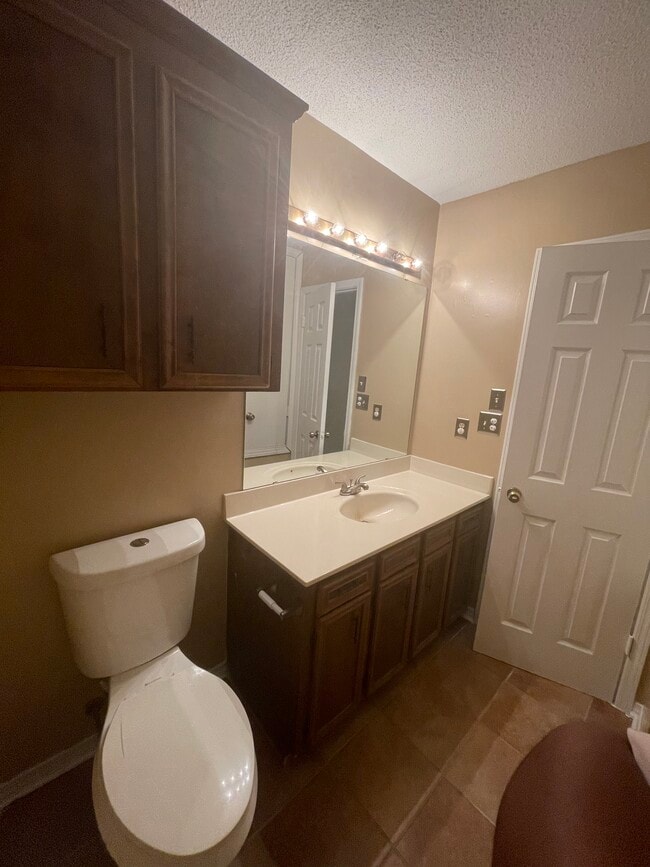 Building Photo - 9025 Cedar Ridge Dr