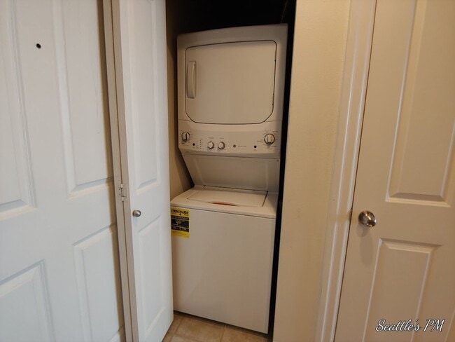 Building Photo - Top Floor Condo Located in First Hill with 2 Parking Spots Included!!!