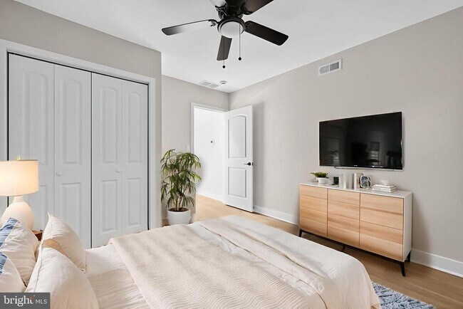 Building Photo - 3236 Mercer St